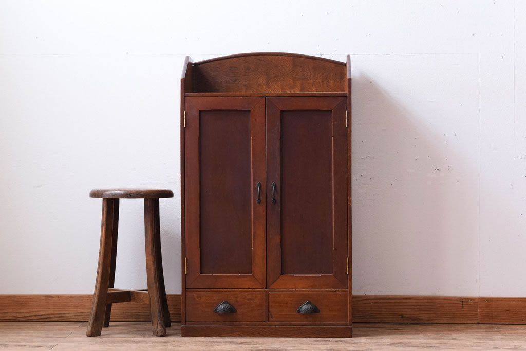 レトロ家具　レトロデザイン　古い木のアンティーク本箱