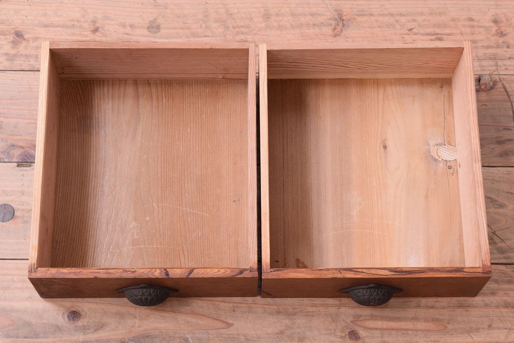 レトロ家具　レトロデザイン　古い木のアンティーク本箱