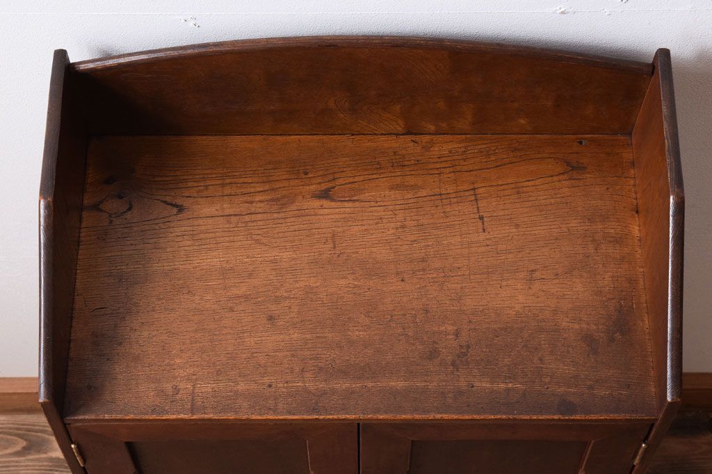 レトロ家具　レトロデザイン　古い木のアンティーク本箱