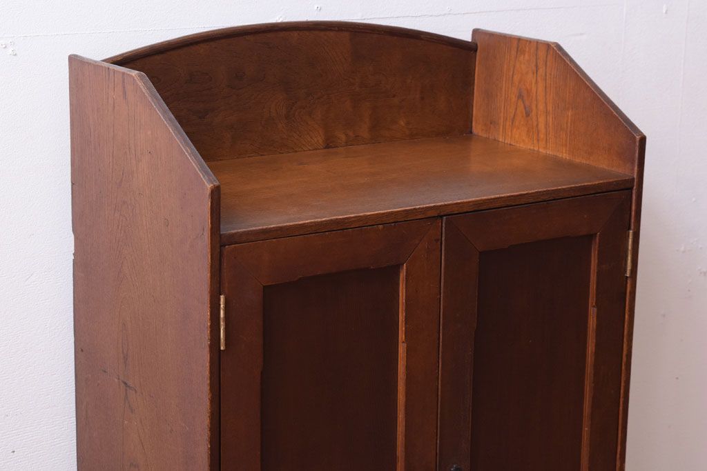 レトロ家具　レトロデザイン　古い木のアンティーク本箱