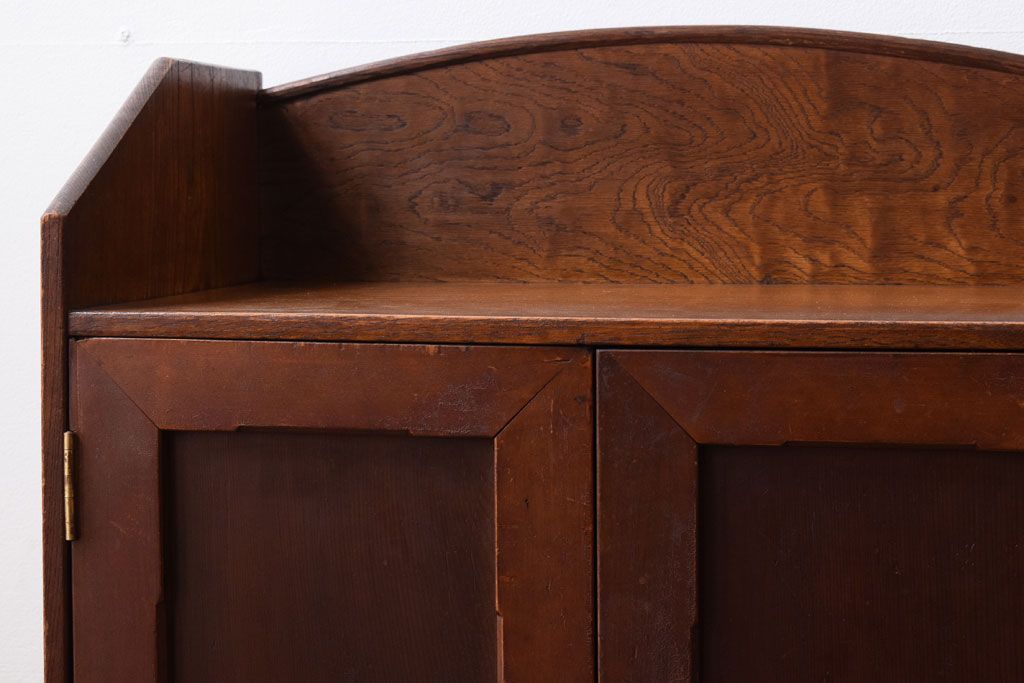 レトロ家具　レトロデザイン　古い木のアンティーク本箱