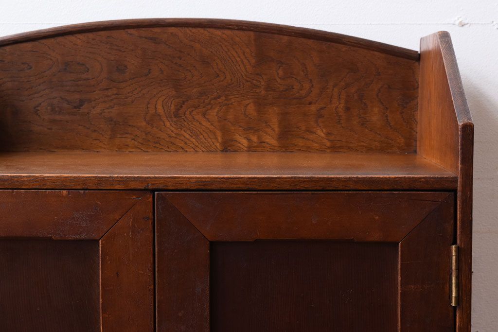 レトロ家具　レトロデザイン　古い木のアンティーク本箱