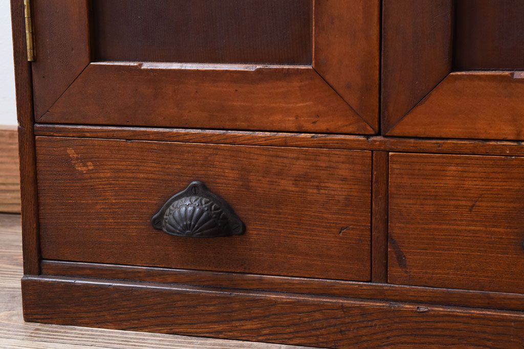 レトロ家具　レトロデザイン　古い木のアンティーク本箱