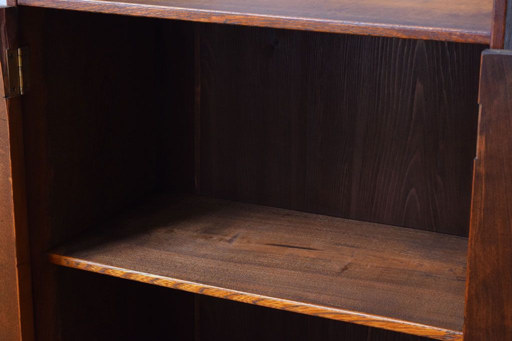 レトロ家具　レトロデザイン　古い木のアンティーク本箱