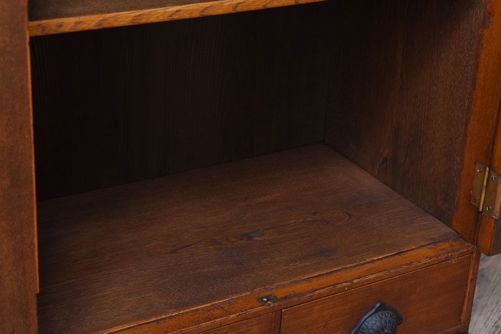 レトロ家具　レトロデザイン　古い木のアンティーク本箱