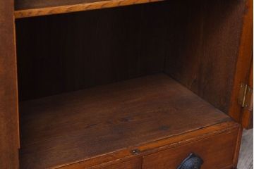 レトロ家具　レトロデザイン　古い木のアンティーク本箱