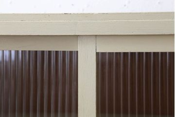 アンティーク家具　アンティークペイント　脚付き!モールガラス引き戸の小振りな食器棚