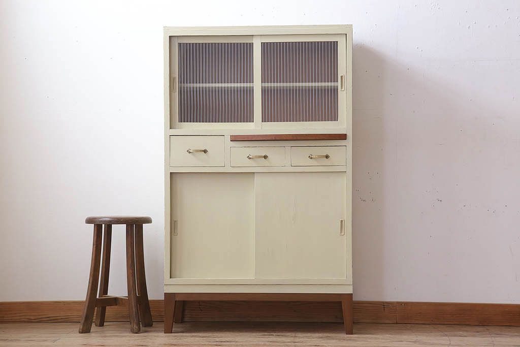 アンティーク家具　アンティークペイント　脚付き!モールガラス引き戸の小振りな食器棚