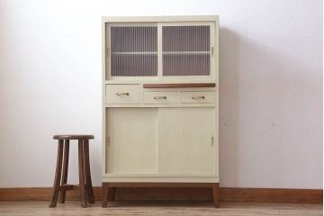 アンティーク家具　アンティークペイント　脚付き!モールガラス引き戸の小振りな食器棚