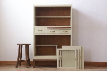 アンティーク家具　アンティークペイント　脚付き!モールガラス引き戸の小振りな食器棚