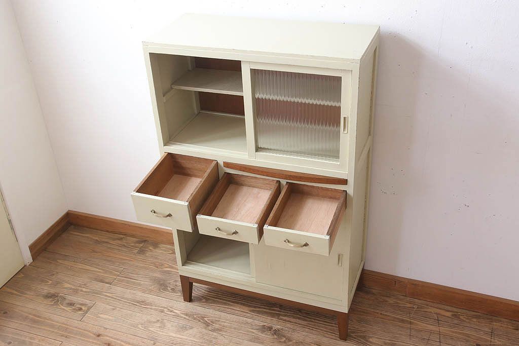 アンティーク家具　アンティークペイント　脚付き!モールガラス引き戸の小振りな食器棚
