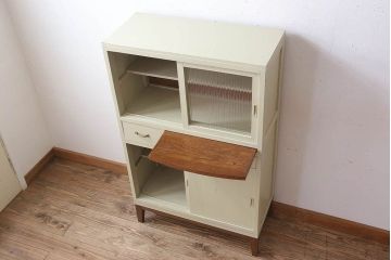 アンティーク家具　アンティークペイント　脚付き!モールガラス引き戸の小振りな食器棚