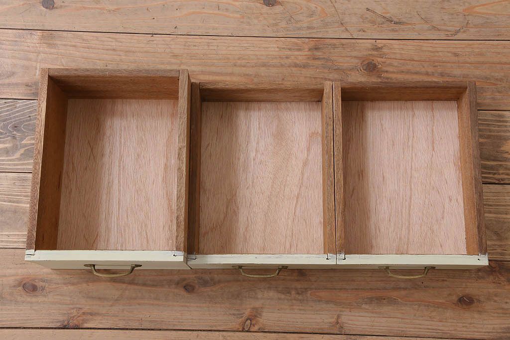 アンティーク家具　アンティークペイント　脚付き!モールガラス引き戸の小振りな食器棚