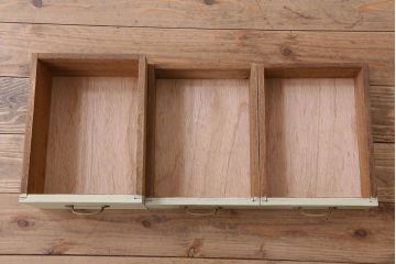 アンティーク家具　アンティークペイント　脚付き!モールガラス引き戸の小振りな食器棚