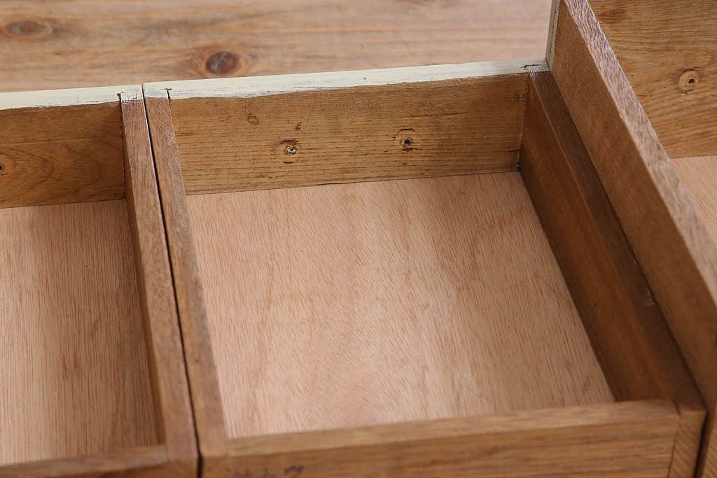 アンティーク家具　アンティークペイント　脚付き!モールガラス引き戸の小振りな食器棚