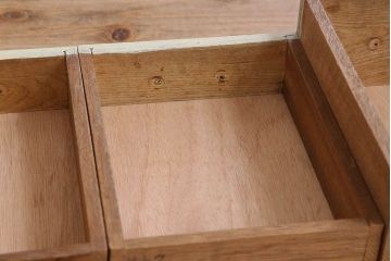 アンティーク家具　アンティークペイント　脚付き!モールガラス引き戸の小振りな食器棚