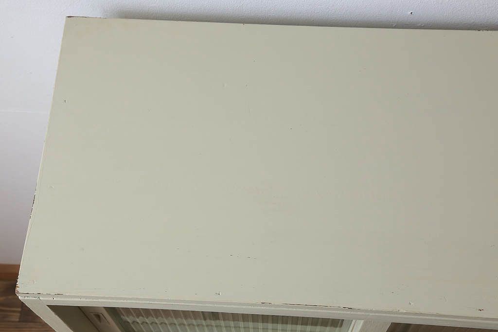 アンティーク家具　アンティークペイント　脚付き!モールガラス引き戸の小振りな食器棚