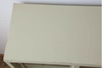 アンティーク家具　アンティークペイント　脚付き!モールガラス引き戸の小振りな食器棚