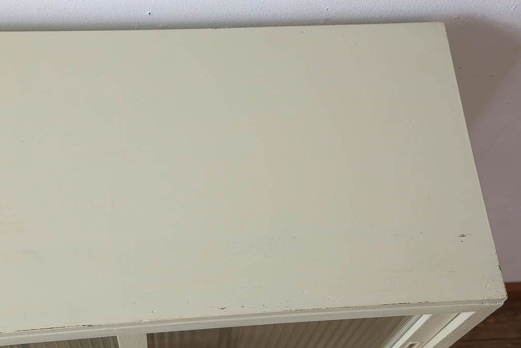 アンティーク家具　アンティークペイント　脚付き!モールガラス引き戸の小振りな食器棚