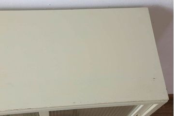 アンティーク家具　アンティークペイント　脚付き!モールガラス引き戸の小振りな食器棚