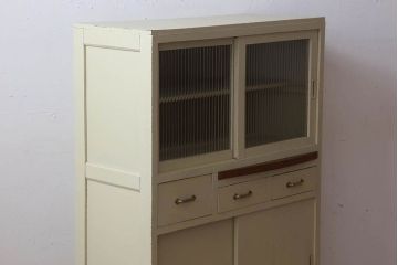 アンティーク家具　アンティークペイント　脚付き!モールガラス引き戸の小振りな食器棚