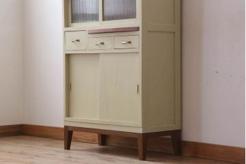 アンティーク家具　アンティークペイント　脚付き!モールガラス引き戸の小振りな食器棚