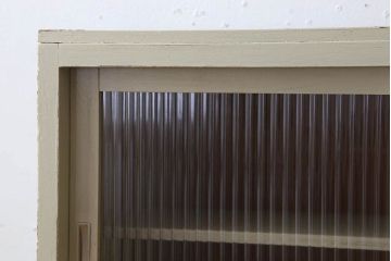 アンティーク家具　アンティークペイント　脚付き!モールガラス引き戸の小振りな食器棚
