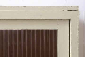 アンティーク家具　アンティークペイント　脚付き!モールガラス引き戸の小振りな食器棚