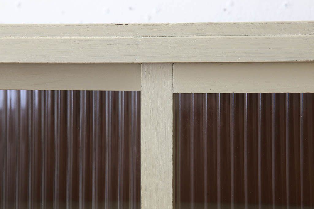 アンティーク家具　アンティークペイント　脚付き!モールガラス引き戸の小振りな食器棚