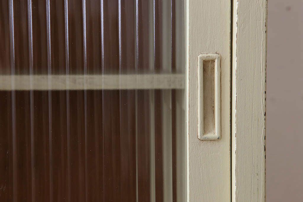 アンティーク家具　アンティークペイント　脚付き!モールガラス引き戸の小振りな食器棚