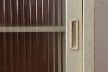アンティーク家具　アンティークペイント　脚付き!モールガラス引き戸の小振りな食器棚