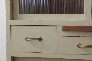 アンティーク家具　アンティークペイント　脚付き!モールガラス引き戸の小振りな食器棚