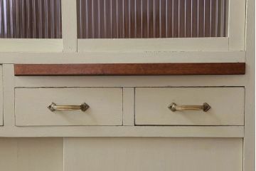 アンティーク家具　アンティークペイント　脚付き!モールガラス引き戸の小振りな食器棚