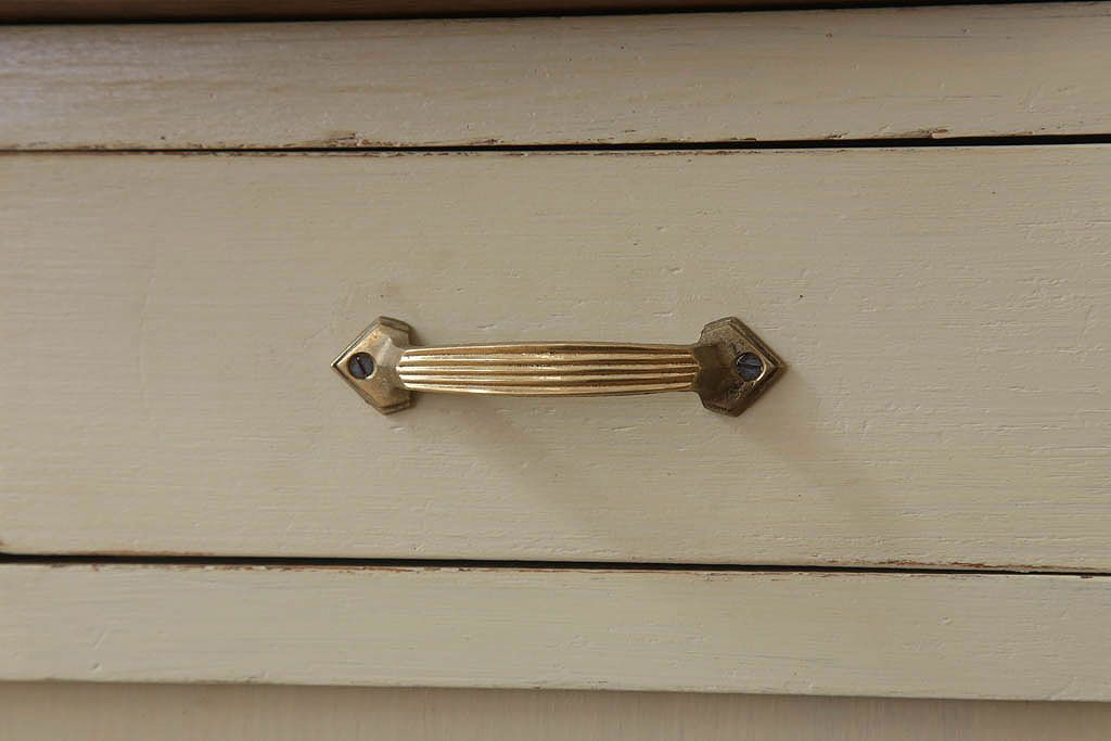 アンティーク家具　アンティークペイント　脚付き!モールガラス引き戸の小振りな食器棚