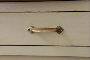 アンティーク家具　アンティークペイント　脚付き!モールガラス引き戸の小振りな食器棚