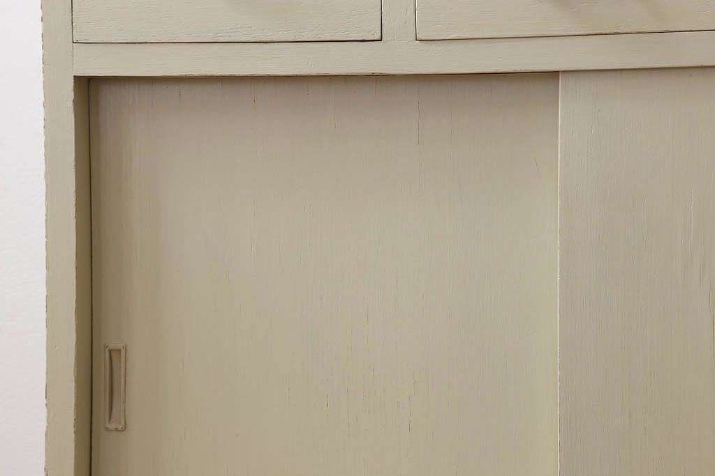 アンティーク家具　アンティークペイント　脚付き!モールガラス引き戸の小振りな食器棚