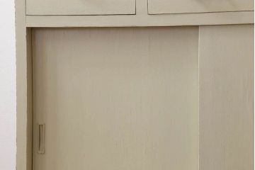 アンティーク家具　アンティークペイント　脚付き!モールガラス引き戸の小振りな食器棚