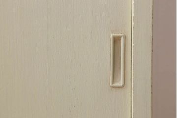 アンティーク家具　アンティークペイント　脚付き!モールガラス引き戸の小振りな食器棚