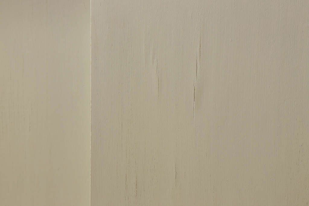 アンティーク家具　アンティークペイント　脚付き!モールガラス引き戸の小振りな食器棚