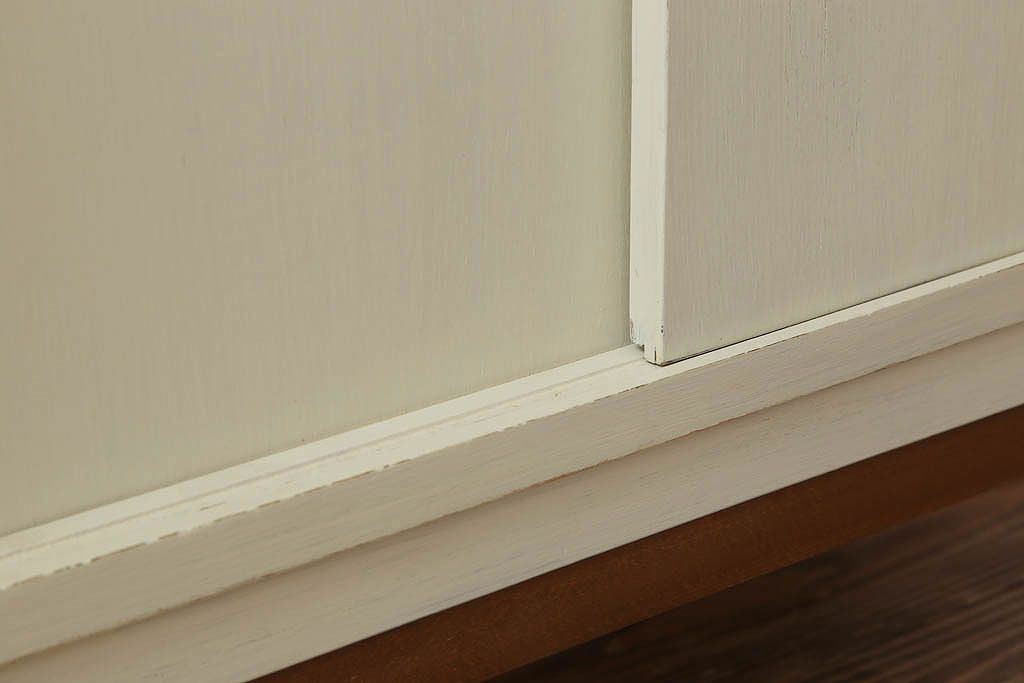 アンティーク家具　アンティークペイント　脚付き!モールガラス引き戸の小振りな食器棚