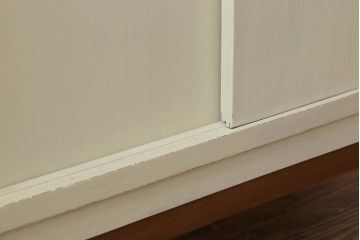 アンティーク家具　アンティークペイント　脚付き!モールガラス引き戸の小振りな食器棚