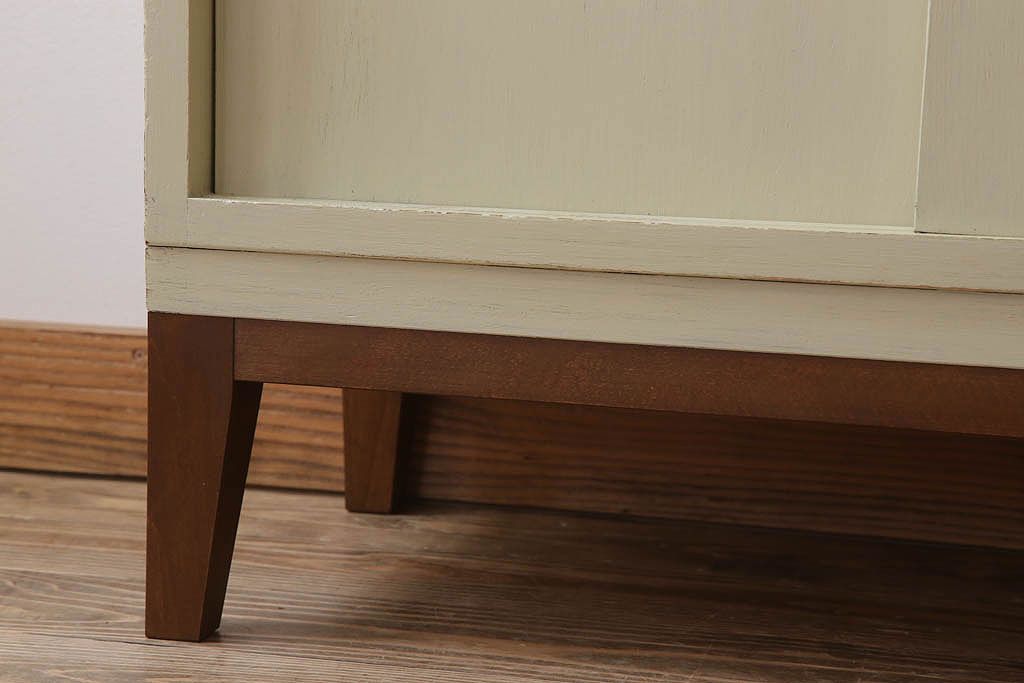 アンティーク家具　アンティークペイント　脚付き!モールガラス引き戸の小振りな食器棚