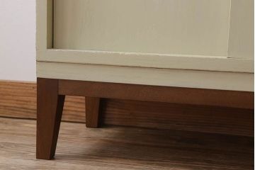 アンティーク家具　アンティークペイント　脚付き!モールガラス引き戸の小振りな食器棚