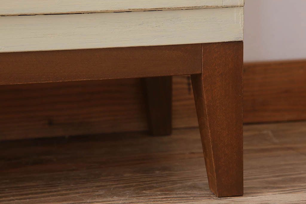 アンティーク家具　アンティークペイント　脚付き!モールガラス引き戸の小振りな食器棚