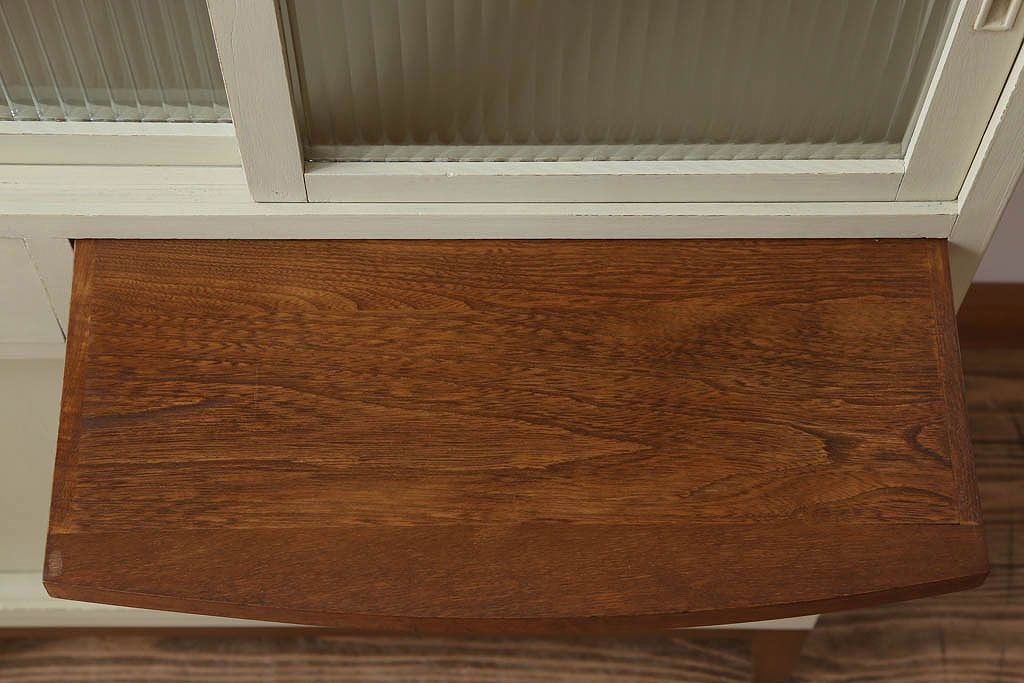 アンティーク家具　アンティークペイント　脚付き!モールガラス引き戸の小振りな食器棚