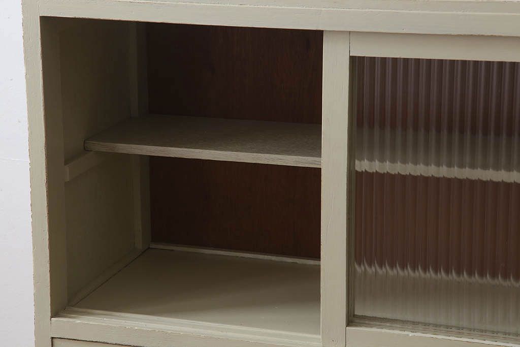 アンティーク家具　アンティークペイント　脚付き!モールガラス引き戸の小振りな食器棚