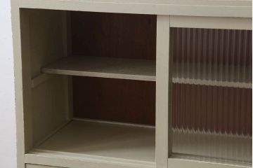 アンティーク家具　アンティークペイント　脚付き!モールガラス引き戸の小振りな食器棚