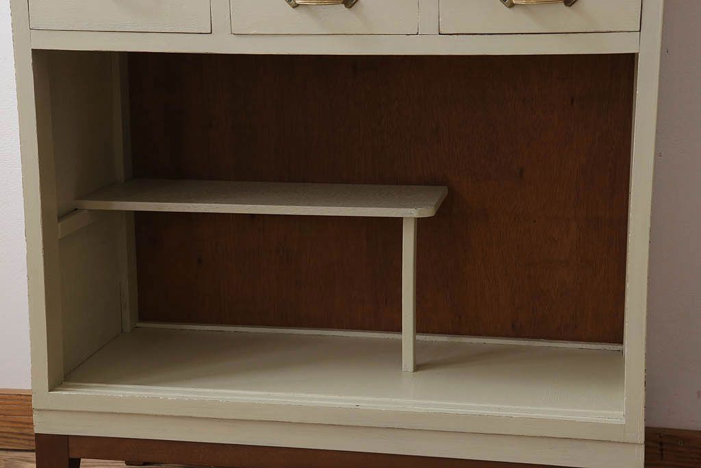 アンティーク家具　アンティークペイント　脚付き!モールガラス引き戸の小振りな食器棚