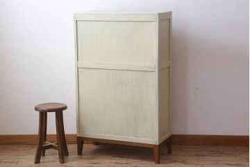 アンティーク家具　アンティークペイント　脚付き!モールガラス引き戸の小振りな食器棚