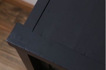 アンティーク家具　ダイヤガラス入り!脚付きのペイント収納棚